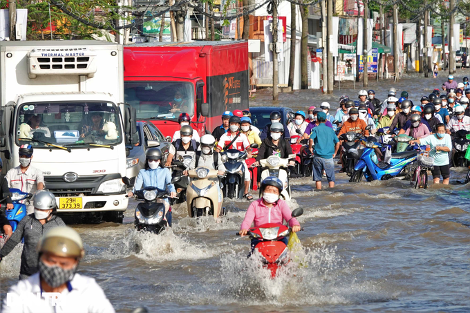 People in Tay Do enjoy rowing and swimming when the tide is high