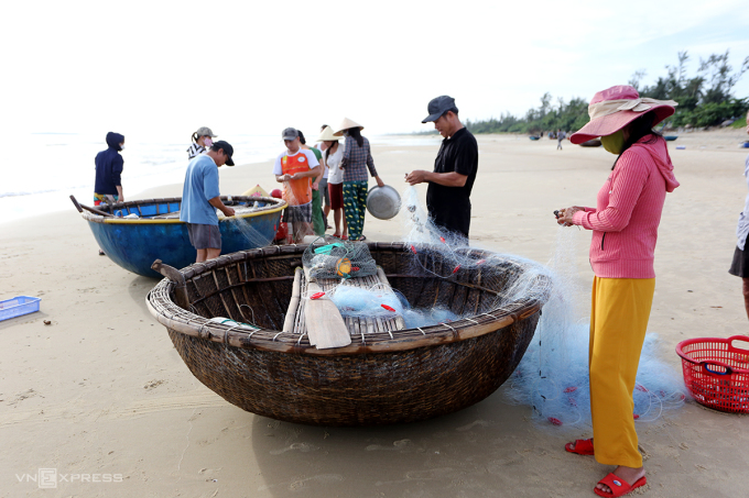 Rowing a basket boat to catch fish