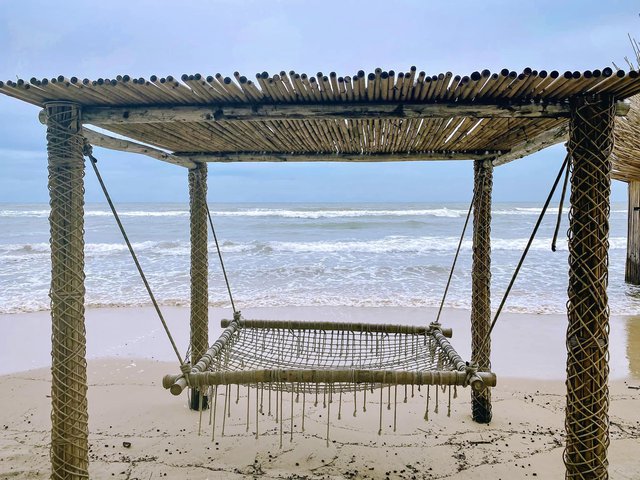 What does the beach resort appearing in Binh Thuan have that anyone who comes to travel must admire and praise?