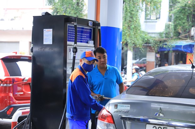 Gasoline prices move sideways, oil prices down slightly