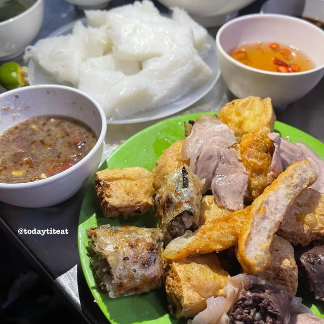 Discover the 2 most beautiful night markets of Hanoi, what to enjoy?