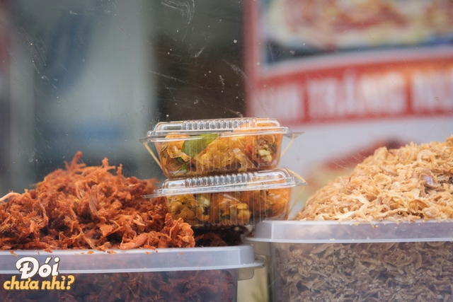 Following in the footsteps of foreign tourists eating in Hanoi: All the familiar dishes of Hanoi’s youth