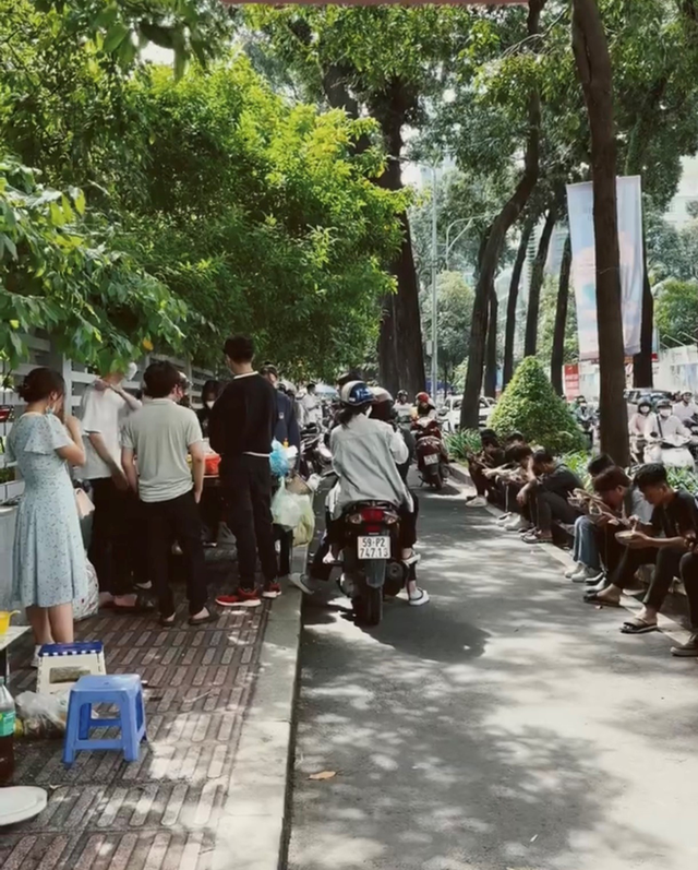 Mixed vermicelli in front of the gate of the University of Architecture Ho Chi Minh City “fever”: The day sold a hundred parts thanks to the exclusive spice