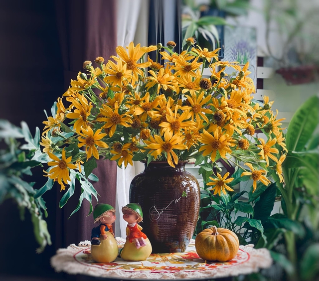 Sisters invited each other to show off the vase of wild sunflowers, simple but strangely beautiful