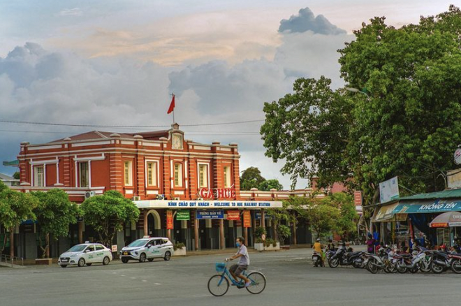 Train stations in Vietnam are as beautiful as in the movies, some even become famous tourist destinations