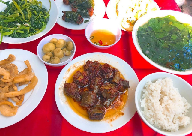 Vietnamese rice shops in the heart of the old town are priced from affordable to high-end