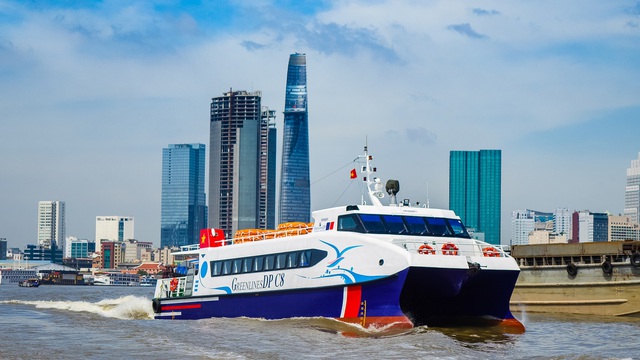 HCMC seeks to develop waterway tourism along with passenger transport