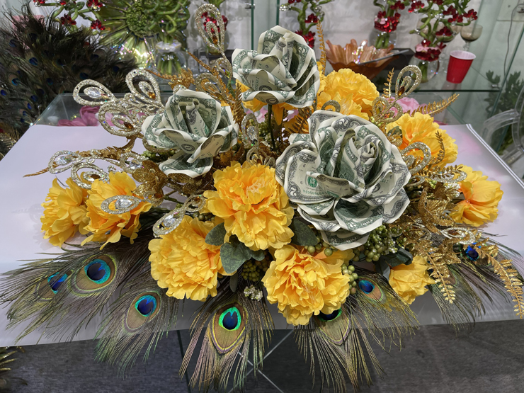 Strangely, the flowers do not wilt all year, customers spend tens of millions to buy them for the Tet display