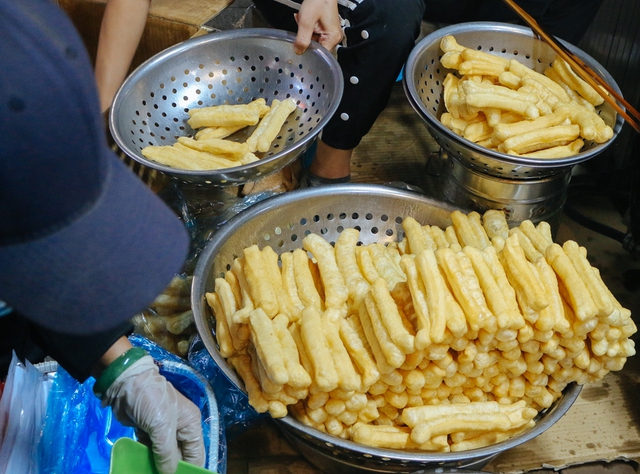 Summer days are only “background” for vermicelli and pho, but in winter, hot bagel twists become the most sought-after dish