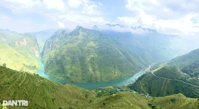 Surfing to discover the beauty of the most unique canyon in Vietnam