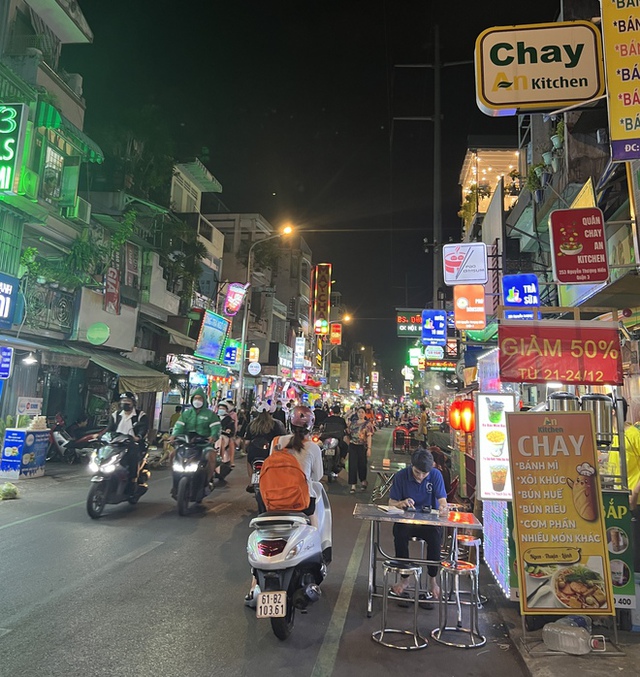 What’s in the brand new food street in the center of Ho Chi Minh City that makes young people come and go?