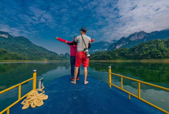 64-year-old mother and son travel around Vietnam
