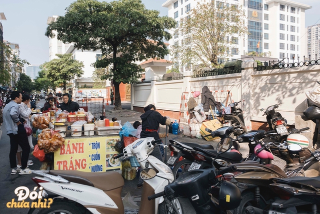 Discover the food paradise in the most famous market of Hanoi students