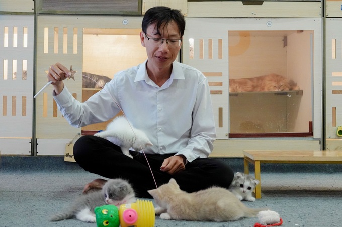 the-guy-spent-more-than-200-million-dongs-to-open-a-cat-cafe-for-guests