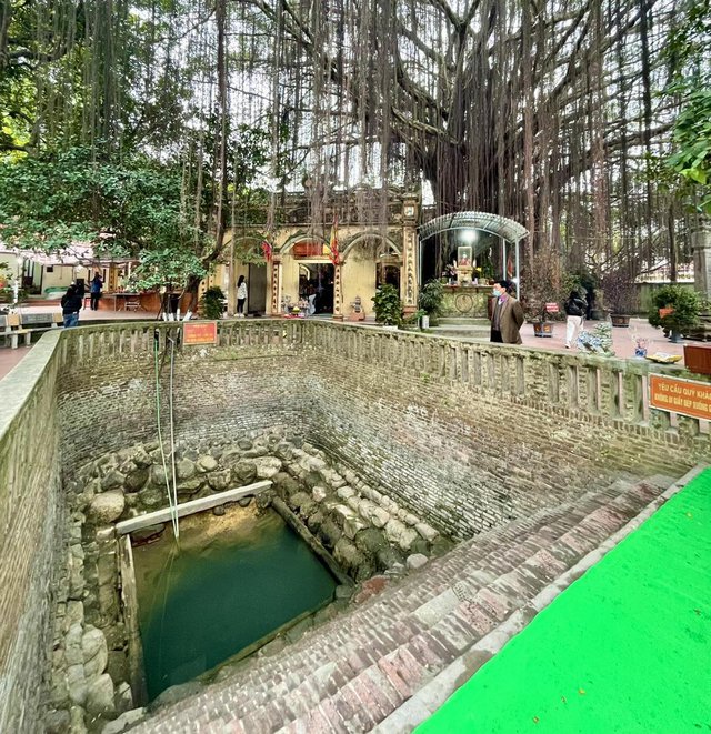 Visit Bac Ninh on the first day of the year, where there is a clear Jade Well visited by many young people