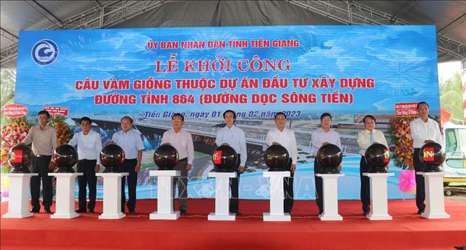 Work starts on Vam Giong Bridge in Tien Giang