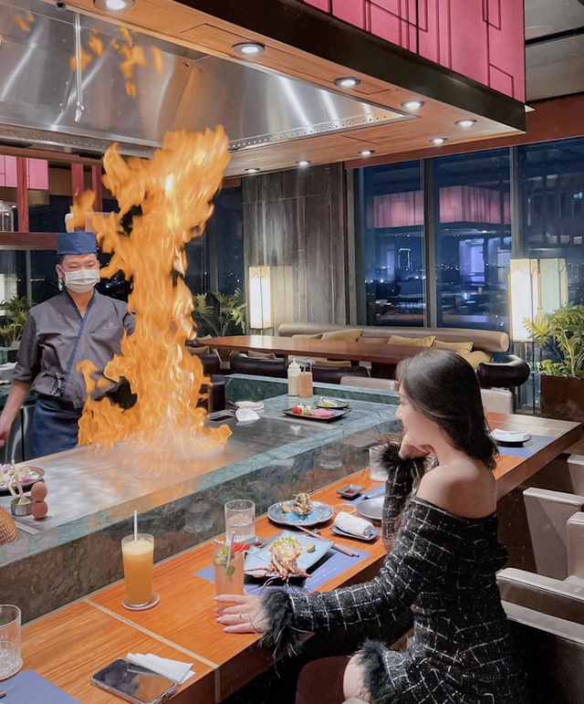 Catching a series of luxury restaurants in Hanoi for a Valentine’s Day “thousands of people dream”