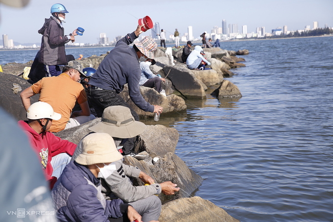 Mullet fishing with plastic bottles