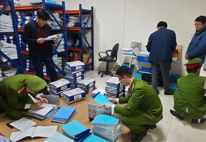 Police arrest two leaders of auto testing center in Hai Duong
