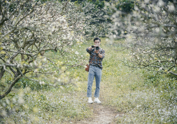 Photographers make a lot of money thanks to the plum blossom season in Moc Chau