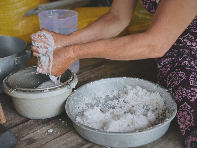 Posting family photos together making Western cut dough soup, the guy makes many people crave the taste of his hometown