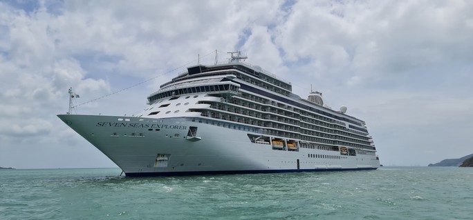 Luxury cruise ship takes over 600 tourists to Nha Trang