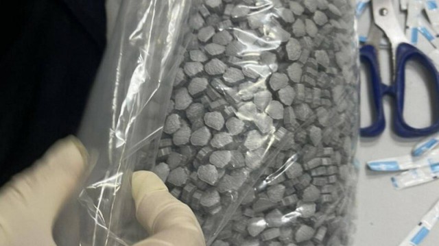 3 Vietnam Airlines flight attendants get caught while transporting 10kg of ecstasy and narcotics from France to Vietnam.