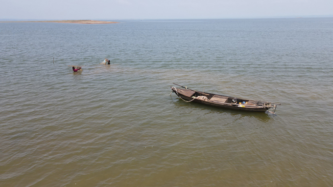 Catching sand goby on Tri An lake