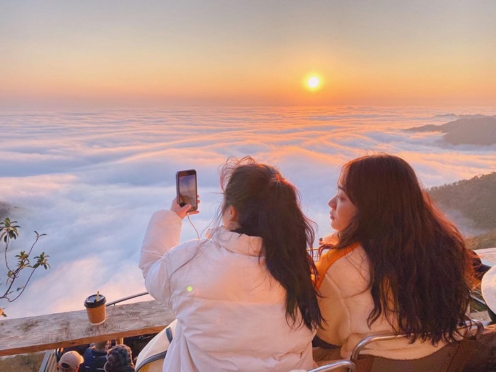 The beautiful cafes in Ta Xua just need to sit down and touch the clouds