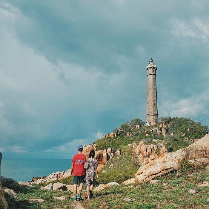 Visit the hundred-year-old lighthouses in Vietnam standing proudly on the sea
