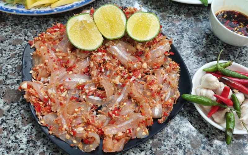 Reminiscing flavor of white sardine salad » Vietnam News Latest