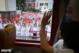 First Train Transports 500 Doctors to Bạch Mai Hospital in Ninh Bình