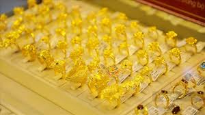 Gold Prices Face Pressure, Marking Strongest Monthly Decline in Nearly a Year