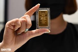 Gold Prices Plummet, Investors Face Heavy Losses