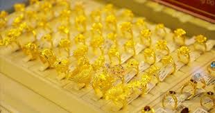 Gold Prices Under Pressure as Experts Warn of Further Declines