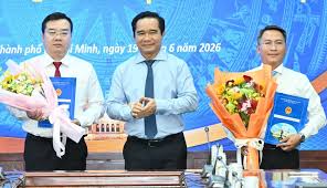 Ho Chi Minh City's Chairman Nguyen Van Duoc Awards Decisions to Officials