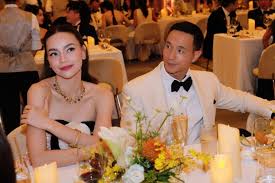 Hồ Ngọc Hà Dazzles in Jewelry Worth Over $800,000 with Kim Lý