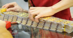 International Banks Adjust Gold Price Forecasts Amid Declines
