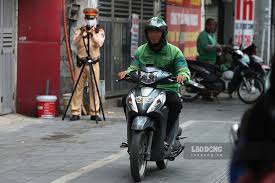 Motorbike Fines for Riding on Sidewalks Could Reach 6 Million VND