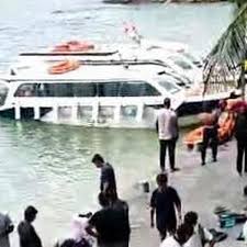 Capsized Canoe with 32 Tourists in Phu Quoc
