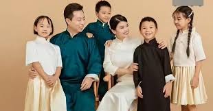 Couple Reunites After Divorce to Build a Family of Seven