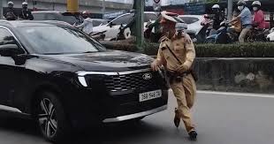 Driver Rams Traffic Police to Escape in Hanoi