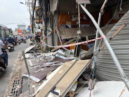 Dump Truck Crashes into Store in Ho Chi Minh City, Family Hospitalized