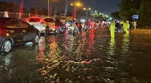 Heavy Rain Causes Flooding in Hanoi, Disrupting Traffic