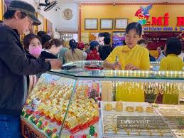 Increased Demand at Mi Hong Gold Shop Amid Market Turmoil