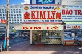 Kim Ly Jewelry Director Charged in Diamond Smuggling Case