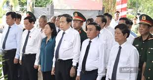 National Assembly Chairman Commemorates Heroes at Le Thi Rieng Park
