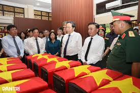 National Assembly Chairman Pays Tribute at Le Thi Rieng Park