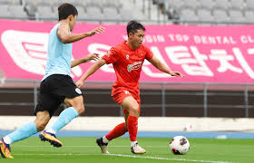 Nguyễn Xuân Son Leads Vietnam to Victory Over South Korean Club