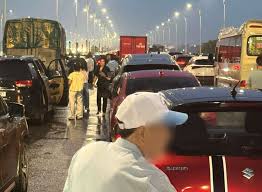 Severe Traffic Jam on Vinh Tuy Bridge as Drivers Abandon Vehicles